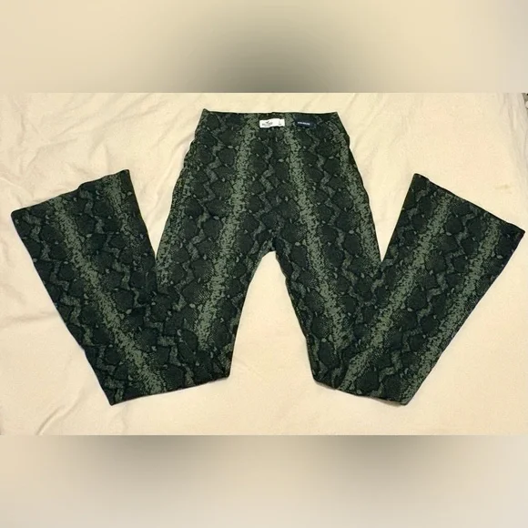 Ultra High Rise Hollister Green Snake Print Bell Bottom Flare Leggings Size S - Picture 2 of 4